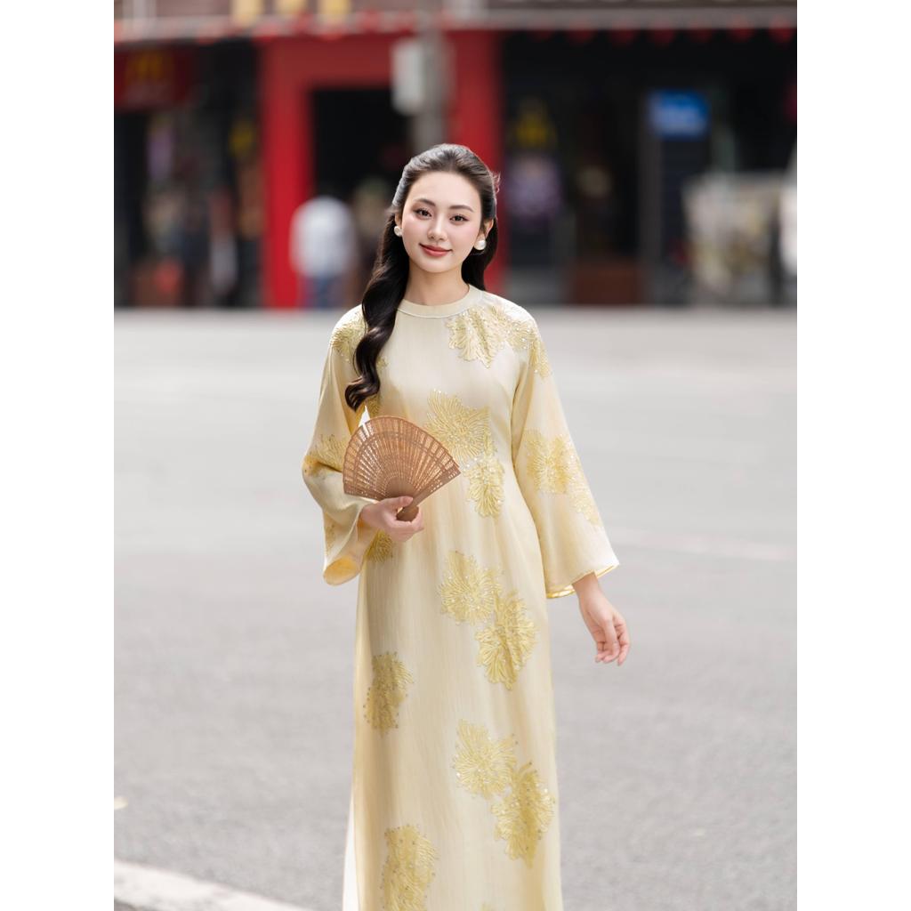 The AD255 QD043 modernized Ao Dai features four panels with hand-embroidered patterns and a wide 2cm collar.