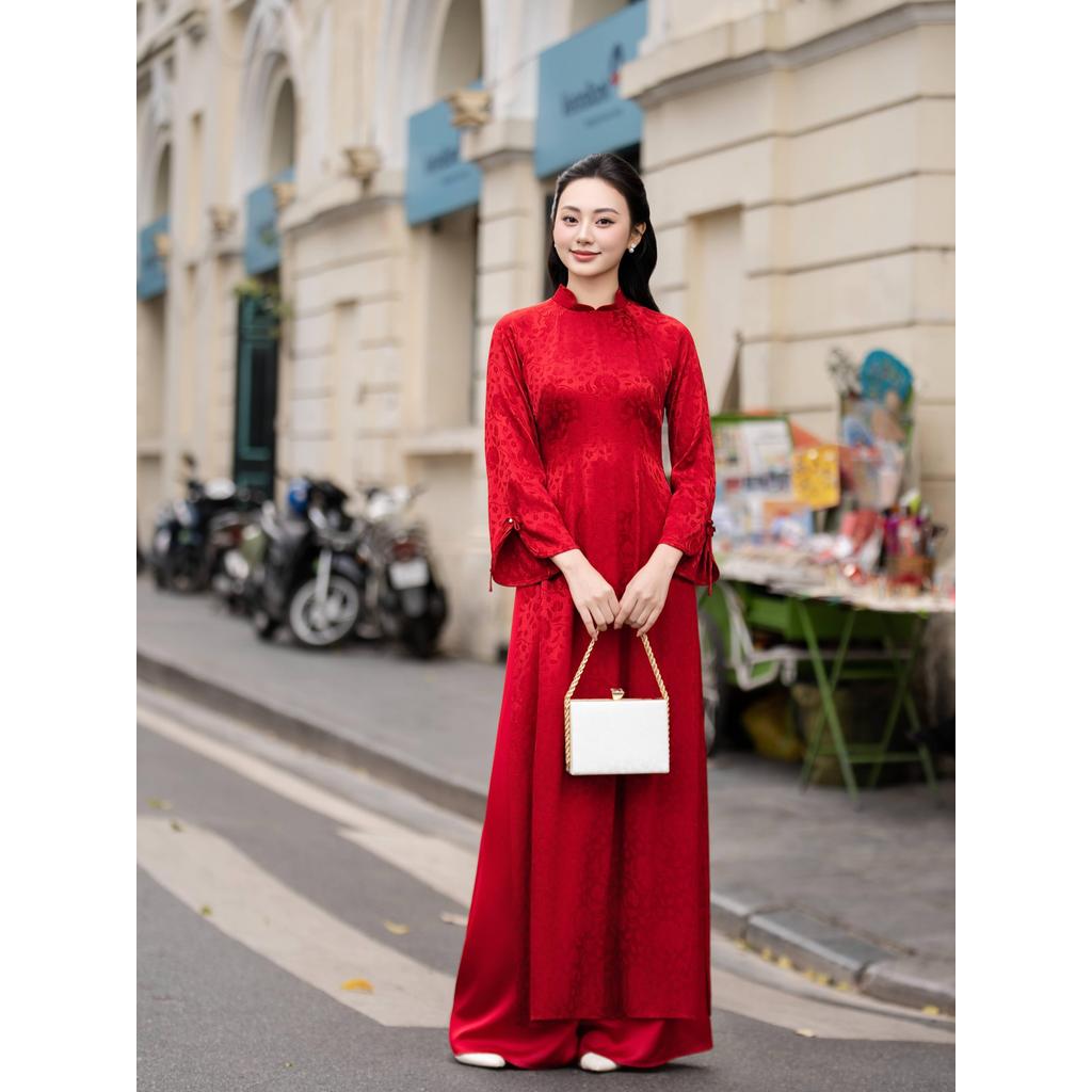The AD251 QD001 modernized Ao Dai features elegant sleeves adorned with bows.