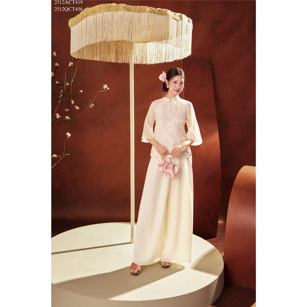 Modernized women's blouse with mandarin collar and embellishments, paired with wide-leg trousers 2512ACT419 2512QCT456