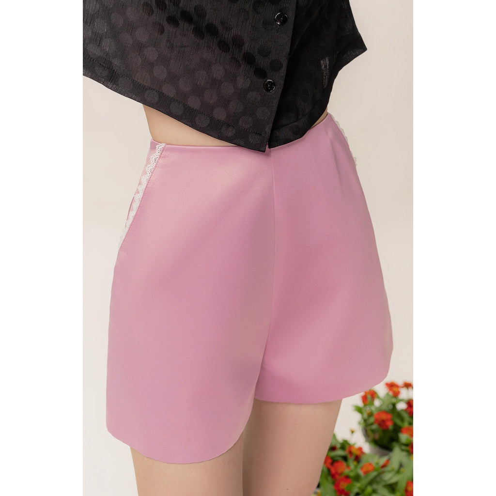 LIBÉ - Quần shorts taffeta màu hồng lưng cao phối viền ren