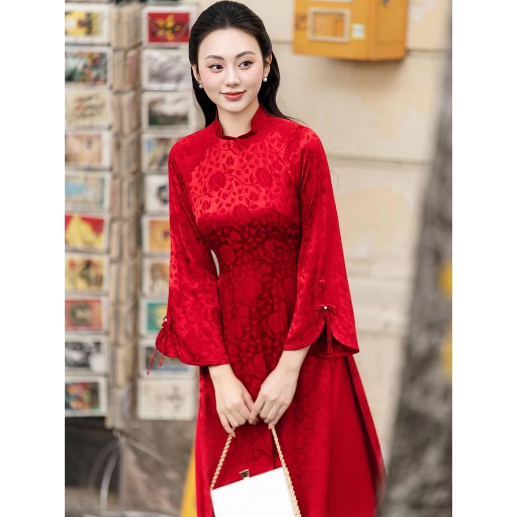 The AD251 QD001 modernized Ao Dai features elegant sleeves adorned with bows.