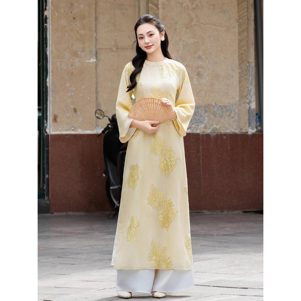 The AD255 QD043 modernized Ao Dai features four panels with hand-embroidered patterns and a wide 2cm collar.