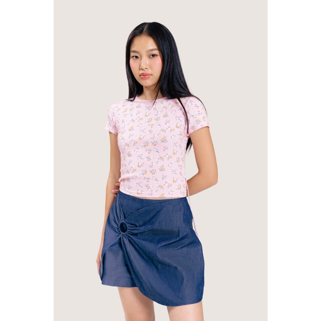 LIBÉ WORKSHOP Round neck shirt with two straps at the back with floral motifs on a pink background