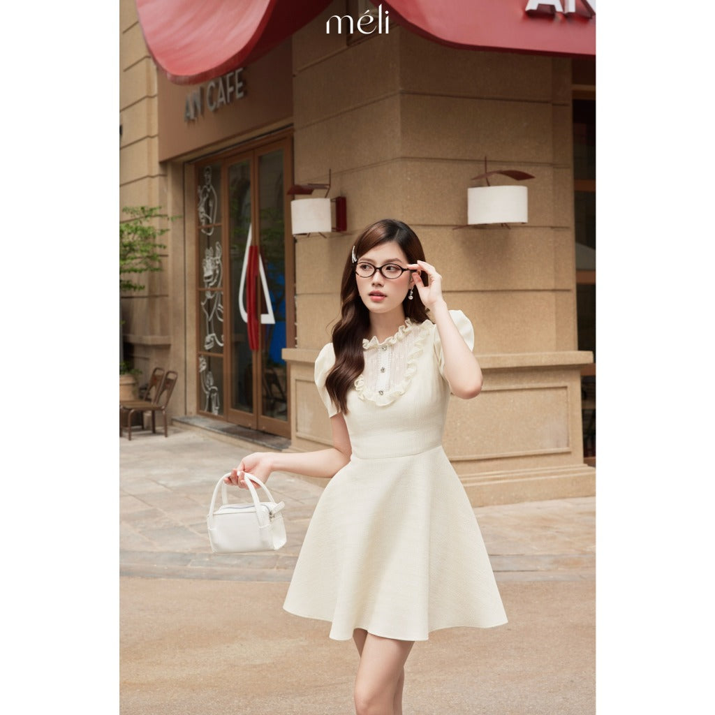 Nora Dress - Mô tả sản phẩm: Chất liệu thun gân, form dáng xòe ngắn có phối ren hoa, mang tính ứng dụng cao Màu sắc: kem