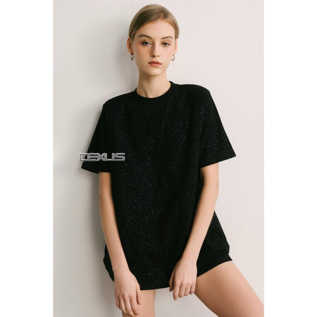 [ Dexus & Phương Trinh Jolie ]Áo Phông Đen Nhũ Nữ   Dáng Rộng Suông Sang Chảnh BLING SHIRT C(có đệm vai)_DXA70798