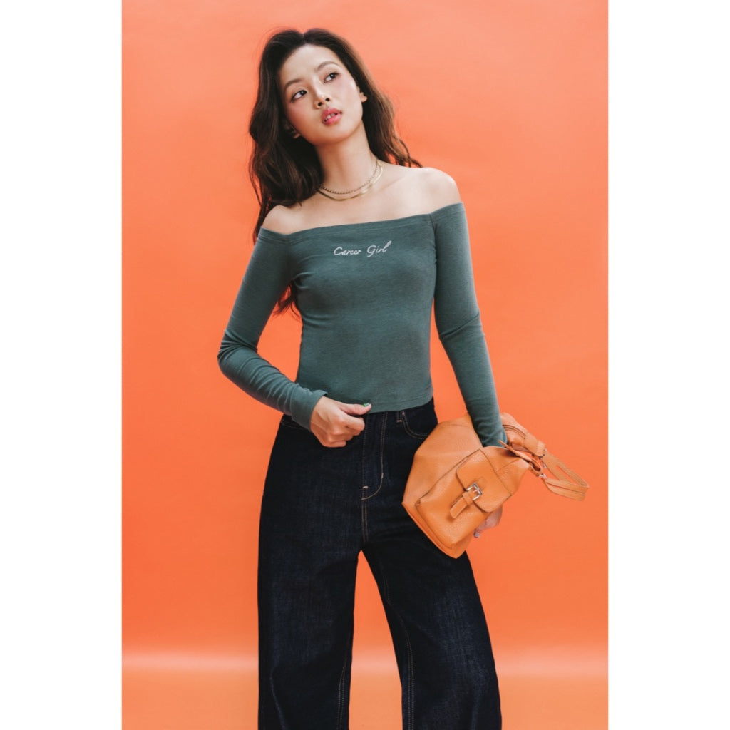 LIBÉ WORKSHOP - Off-the-shoulder long sleeve shirt with dark green lettering