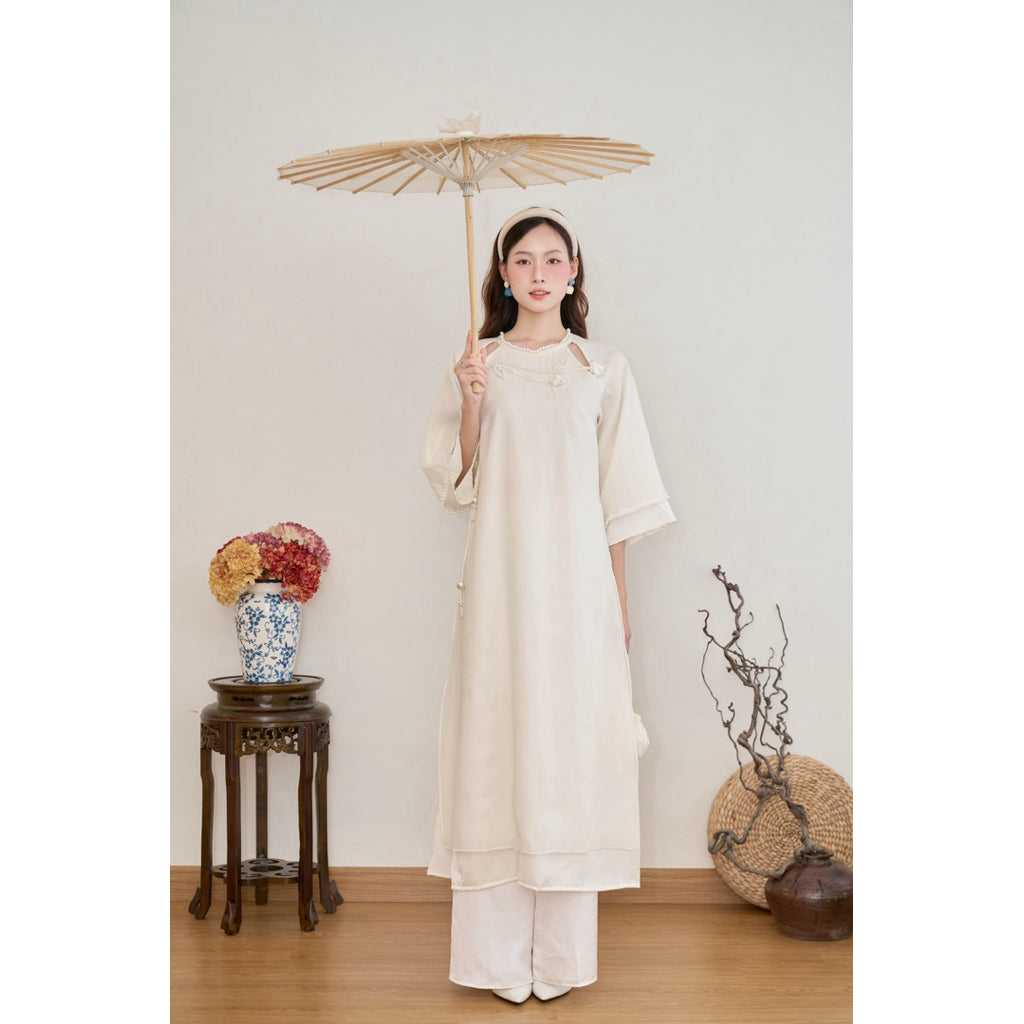 Chi Ngoc silk-mirrored ao dai with unique cut-out shoulder and delicate 3D daisy flower decoration – SD256 LANA DESIGN